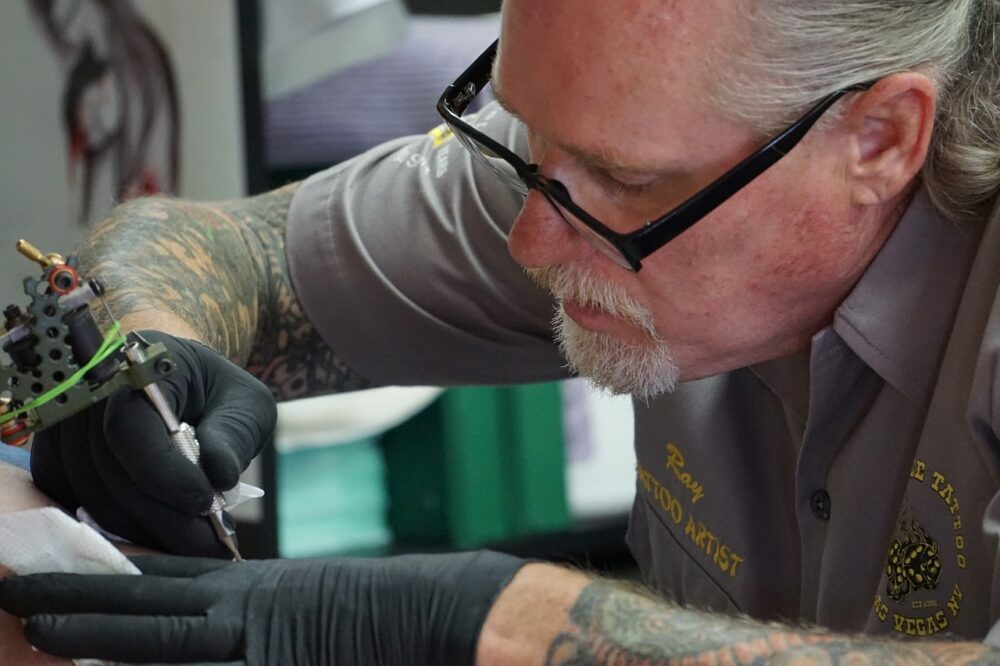 czym przemywać tatuaż podczas robienia